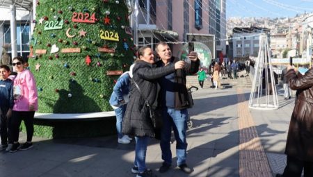 Kocaeli İzmit 2024’ü kendi ağacıyla karşılıyor