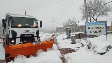 Bursa’da kardan kapanan 63 yolda Büyükşehir seferberliği