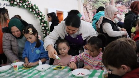 Çocuklar İzmit Çocuk Festivali’nde eğleniyor