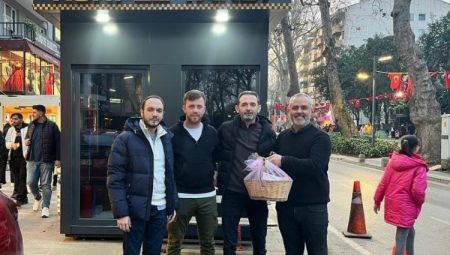 İzmit yeni yılda da sağlıkçılar, polisler ve taksicileri unutmadı