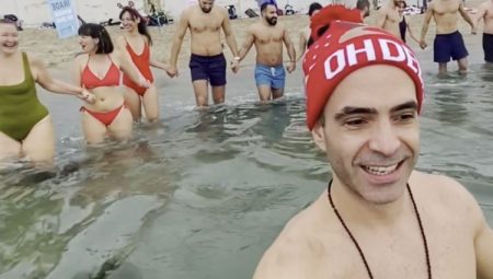 Soğuk duş meraklıları Caddebostan’dan denize girdi!