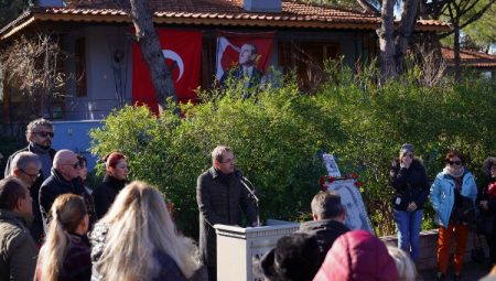 Ayvalık’taki evi önünde Uğur Mumcu’ya anma