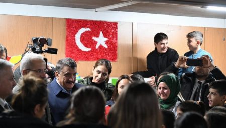 Bakan Uraloğlu Malatya’da konteyner kente ziyaret
