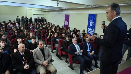 Bursa’da Başkan Aktaş öğrencilerle tecrübe paylaştı