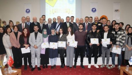 Bursa’da İletişim ve Medya Akademisi’nde sertifika heyecanı