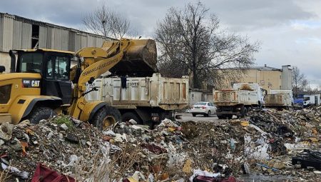 Bursa Osmangazi’de kaçak atılan molozlar temizlendi