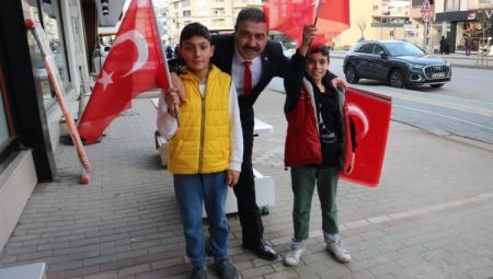 Gürsu’da renkli anlara yol açan bayrak sevdası