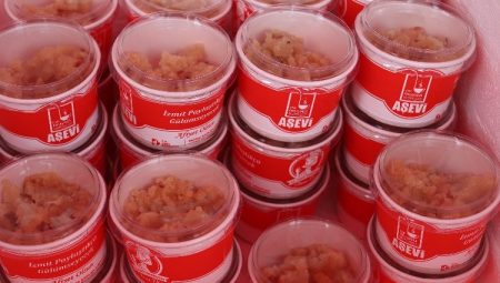 İzmit şehitler için helva dağıttı