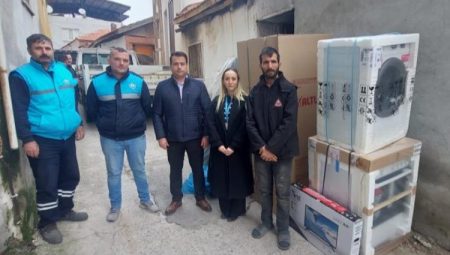 Manisa Soma’da evi yanan aileye Büyükşehir morali