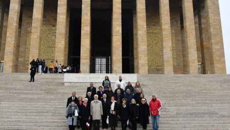 Muratpaşa Yaşlı Meclisi’nden Ata’ya ziyaret