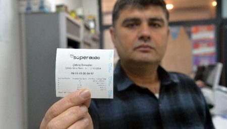 Rekor ikramiye talihlisi çekini aldı