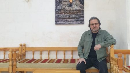 3 dilde yaptığı ayet ve hadis tablolarını camiye bağışladı
