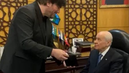 Ahmet Şafak’tan Devlet Bahçeli’ye çifte takdim