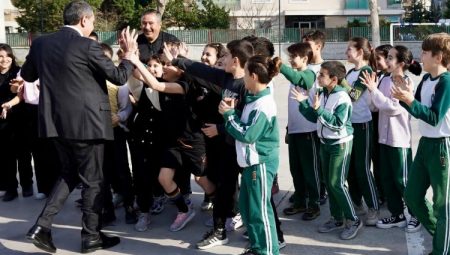 Bakan Tekin İzmir’de okul ziyaretleirnde