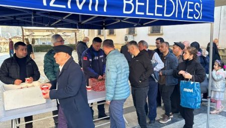 İzmit’te deprem felaketinde yaşamını yitirenler için helva dağıtıldı