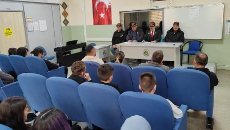 Şehit Aileleri ve Gaziler Derneği üyeleri öğrencilerle buluştu