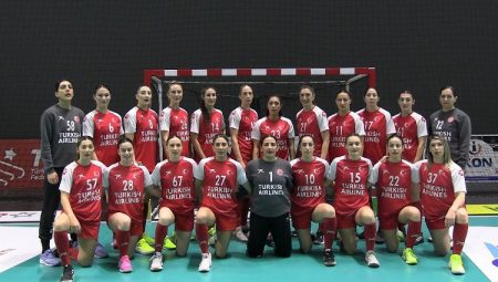 A Milli Kadın Hentbol Takımı, medya ile bir araya geldi