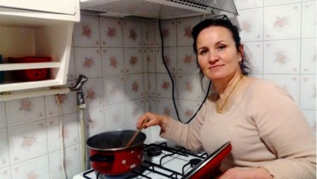 Balkan göçmeni Yeniel mutfaktan muhtarlığa koşuyor