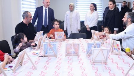 Başkan Büyükakın minikler ve anneleriyle buluştu