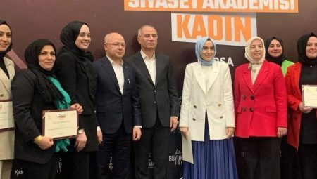 Bursa’da 20. dönem ‘Siyaset Akademisi Sertifika Töreni gerçekleşti