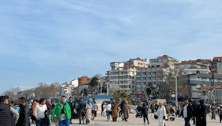 Düzce’de sıcak havayı fırsat bilen vatandaşlar sahile koştu