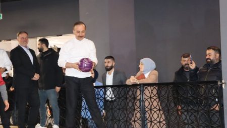 Mardin’de Başkan adayı Erin bowlingde hünerlerini sergiledi