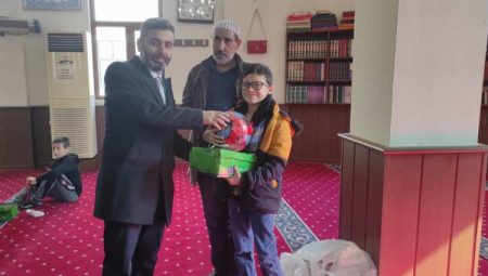 Mardin’de namaz kılan çocuklara ödül
