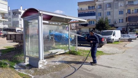 Ayvalık Belediyesi temizlik işleri çalışmalarını sürdürüyor