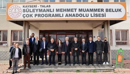 Başkan Yalçın öğrencilerin tiyatro gösterisini izledi