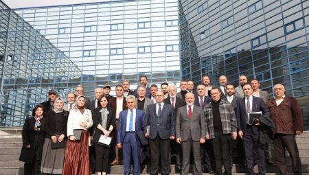  Çolakbayrakdar’dan meclis üyelerine plaket
