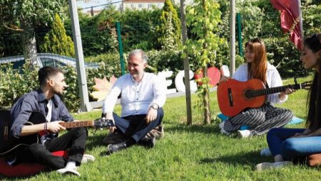 Bursa İnegöl’de gençler el üstünde