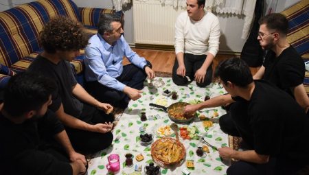 Oktay Yılmaz sahurunu gençlerle yaptı