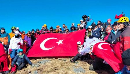 SARDOS üyeleri Çanakkale Şehitleri için Kazdağları’na tırmandı