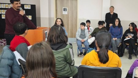 Tiyatro ve Drama Eğitmeni Gökmen Okdayan öğrencilerle buluştu.