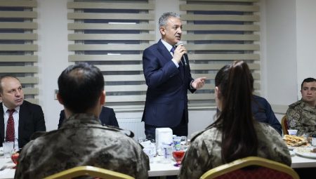 Vali Tuncay Akkoyun ilk iftarını Özel Harekat Polisleri ile yaptı