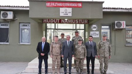 Vali Akkoyun, Suriye sınırında görev yapan askerlerle iftar yaptı