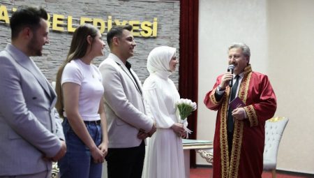 Başkan Palancıoğlu, genç çifte sürpriz yaparak nikahlarını kıydı