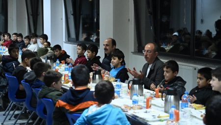 Konya’da başkanlar Hafızlık öğrencileriyle sahurda buluştu