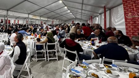 Lezita ailesi geleneksel iftar yemeklerinde buluştu