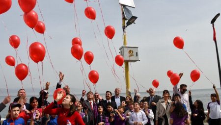 Mudanya’da otizm farkındalığı… Kırmızı balonlarla ışık yakıldı