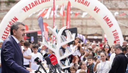 Bakan Tekin ‘Geleceğin Yazarları’ projesinde