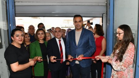 Çiğlili kadın kursiyerlerin el emeği ürünleri görücüye çıktı