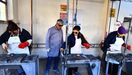 İzmir’de kadın kaynakçılar iş başında