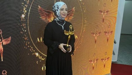 Nevin Arvas  ‘ Yılın En İyi Çıkış Yapan Yazarı’ ödülünü aldı