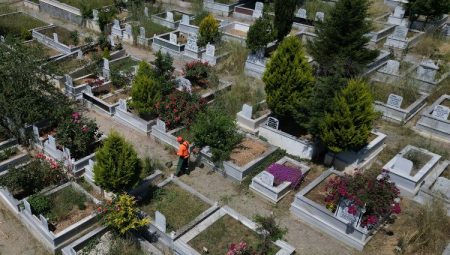 Gebze mezarlıklarında bayramlık çalışmalar