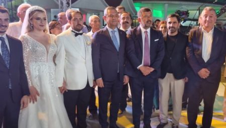 İzmir’de Özgür Özel ile birlikte nikah şahidi oldu