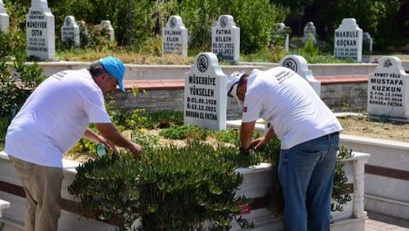 Manisa mezarlıkları bayrama hazır