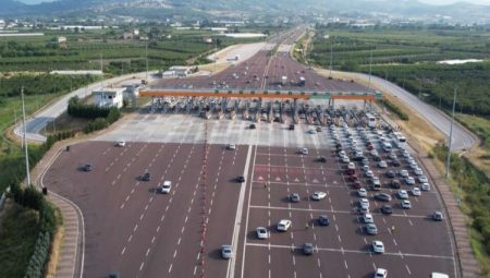 Otoyollardan 21,6 milyon araç geçti