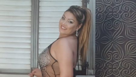 Yonca Karasaç’tan 2 yeni bomba şarkı!