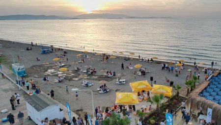 Başkan sözünü tuttu Güzelbahçe’de şezlong ve şemsiye ücretsiz